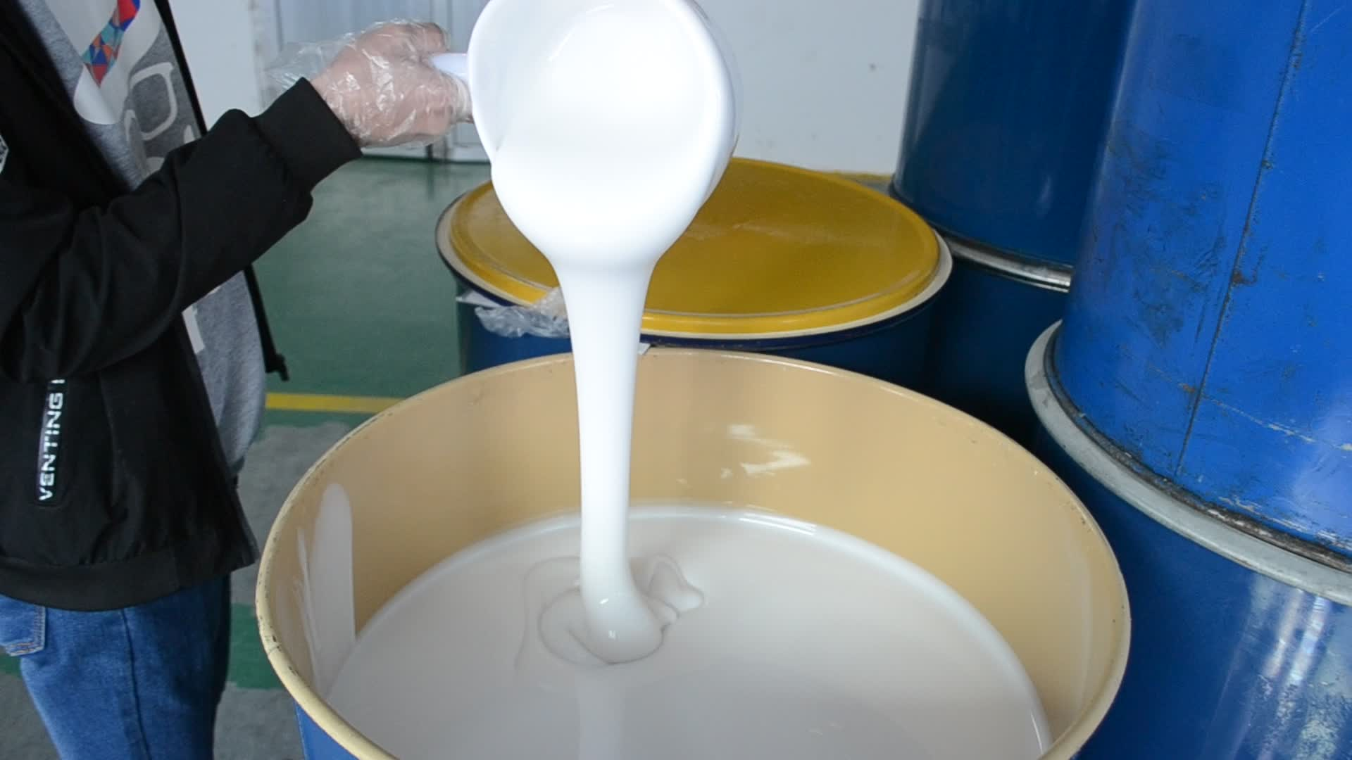 選購模具硅膠如何適應(yīng)小批量與大批量生產(chǎn)的靈活需求？